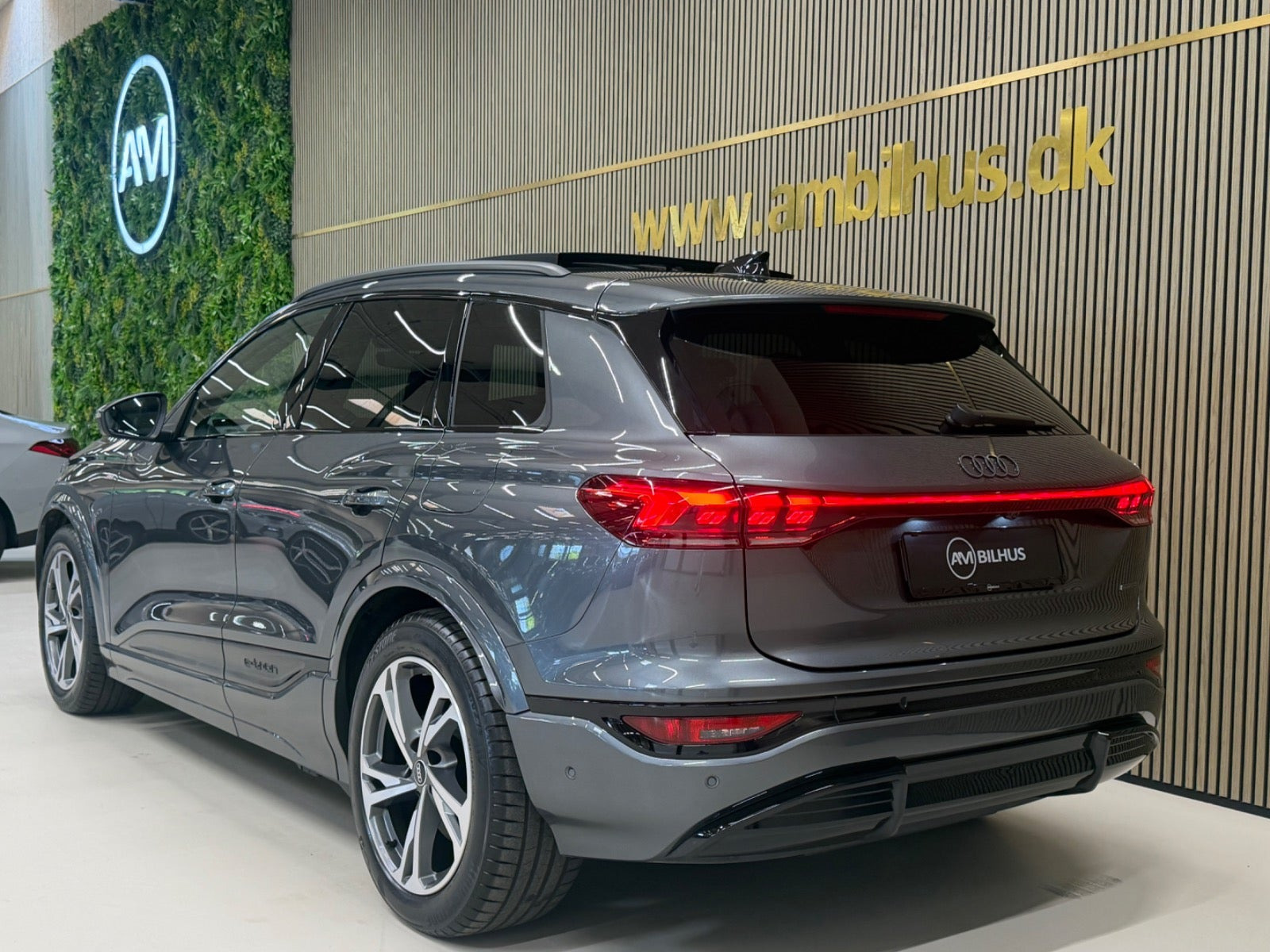 Grå Audi Q6 e-tron fra 2025