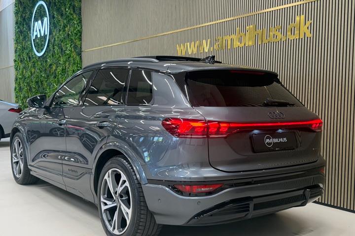 Grå Audi Q6 e-tron fra 2025