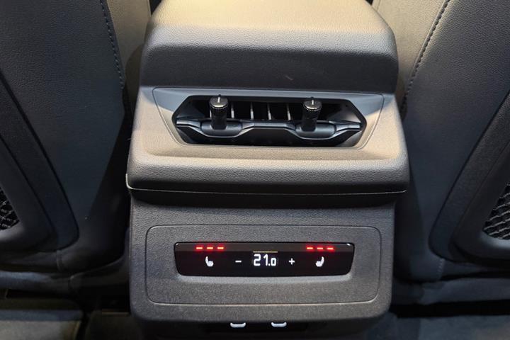 Grå Audi Q6 e-tron fra 2025