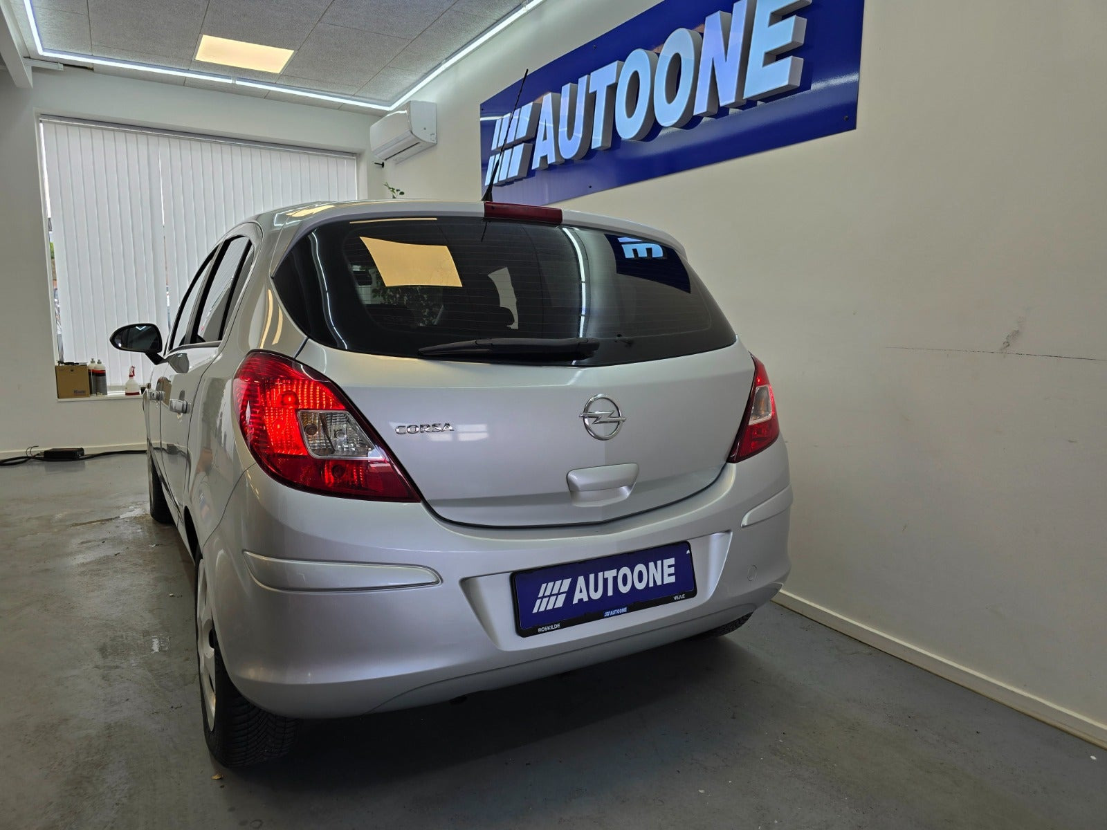 Grå Opel Corsa fra 2014