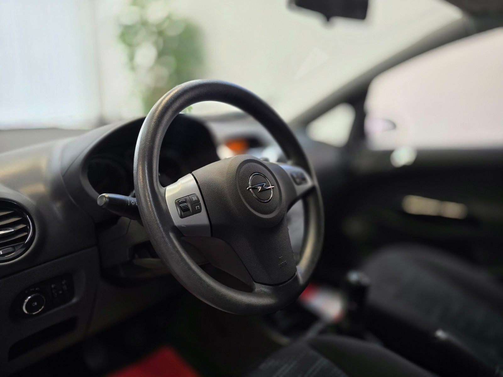 Grå Opel Corsa fra 2014