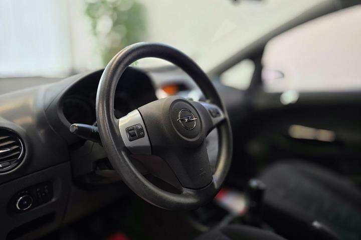 Grå Opel Corsa fra 2014