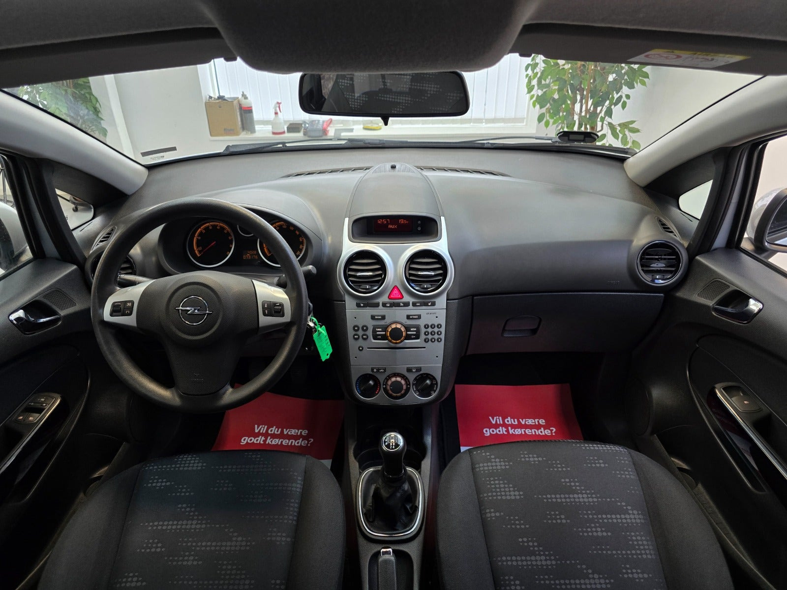 Grå Opel Corsa fra 2014