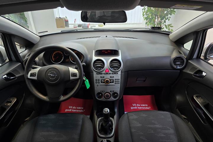 Grå Opel Corsa fra 2014