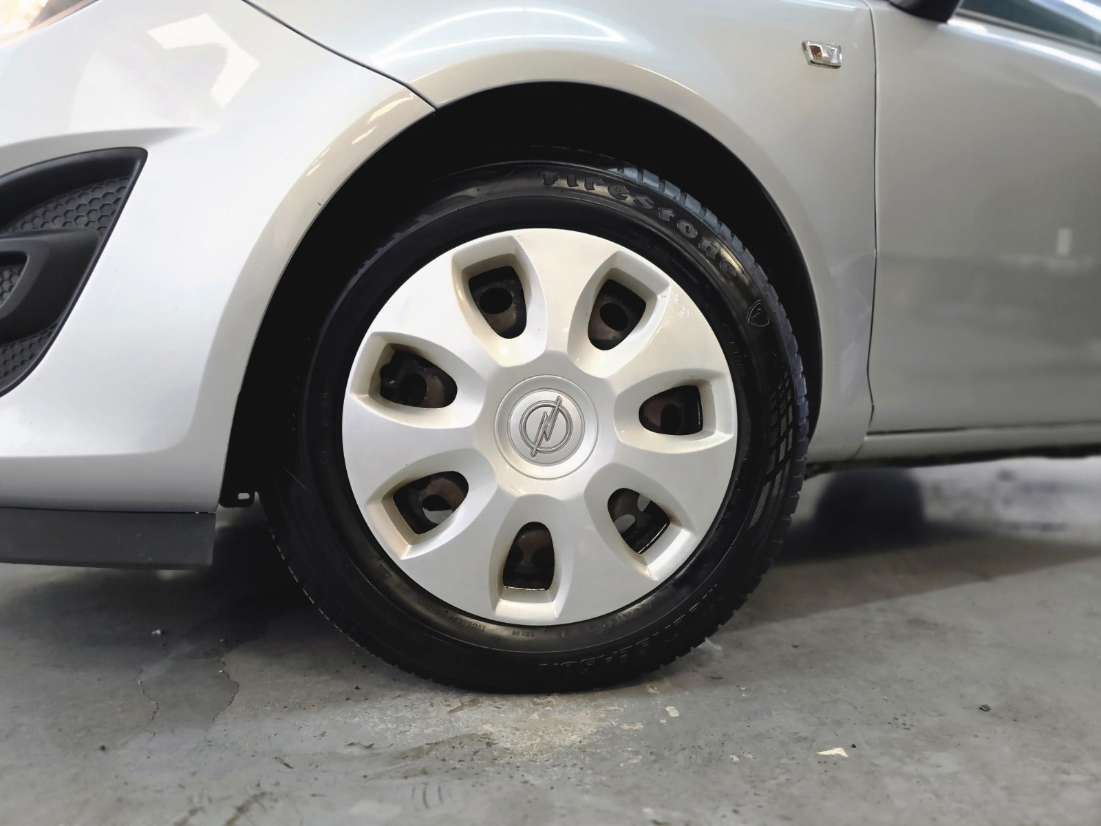Grå Opel Corsa fra 2014