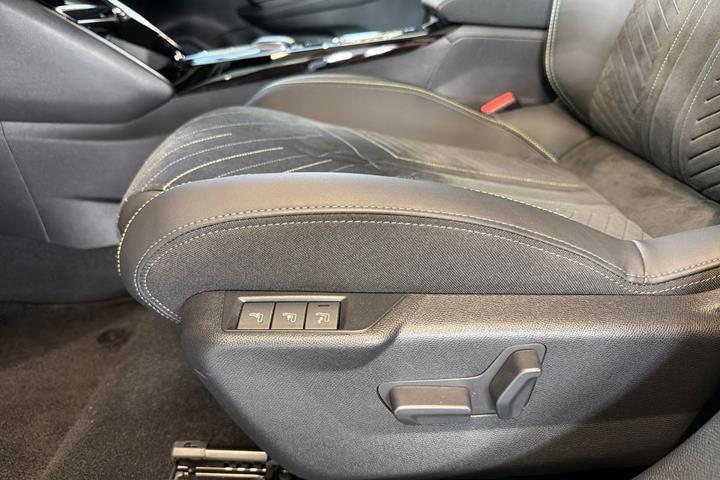 Sort Peugeot e-208 fra 2024