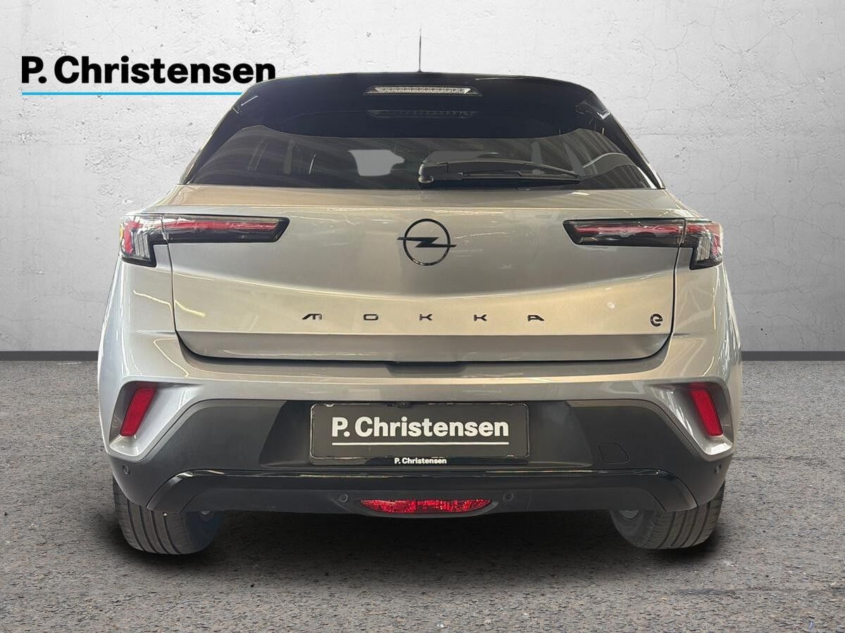 Grå Opel Mokka-e fra 2024