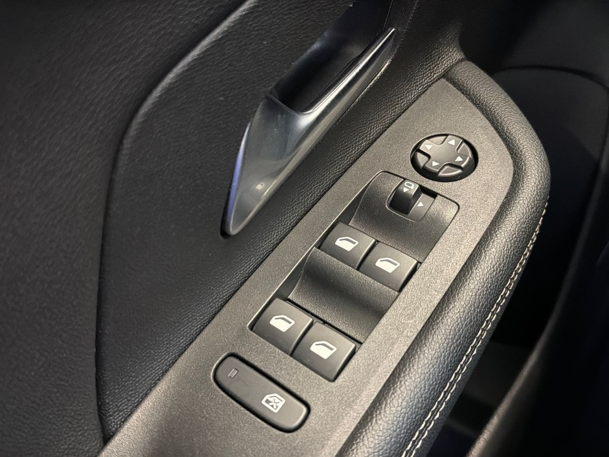 Grå Opel Mokka-e fra 2024