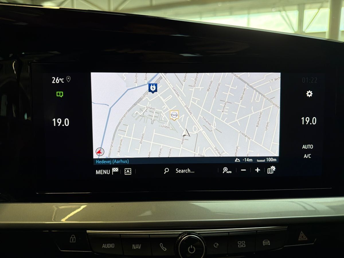 Grå Opel Mokka-e fra 2024