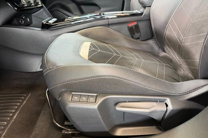 Grå Opel Mokka-e fra 2024