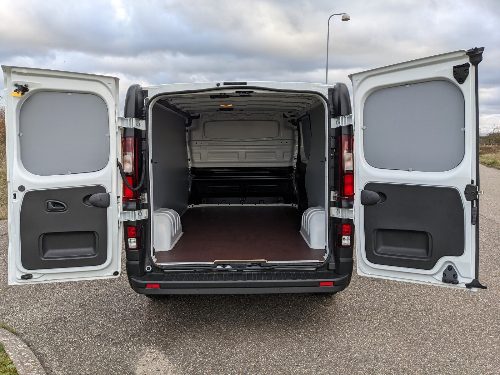 Hvid Renault Trafic fra 2022