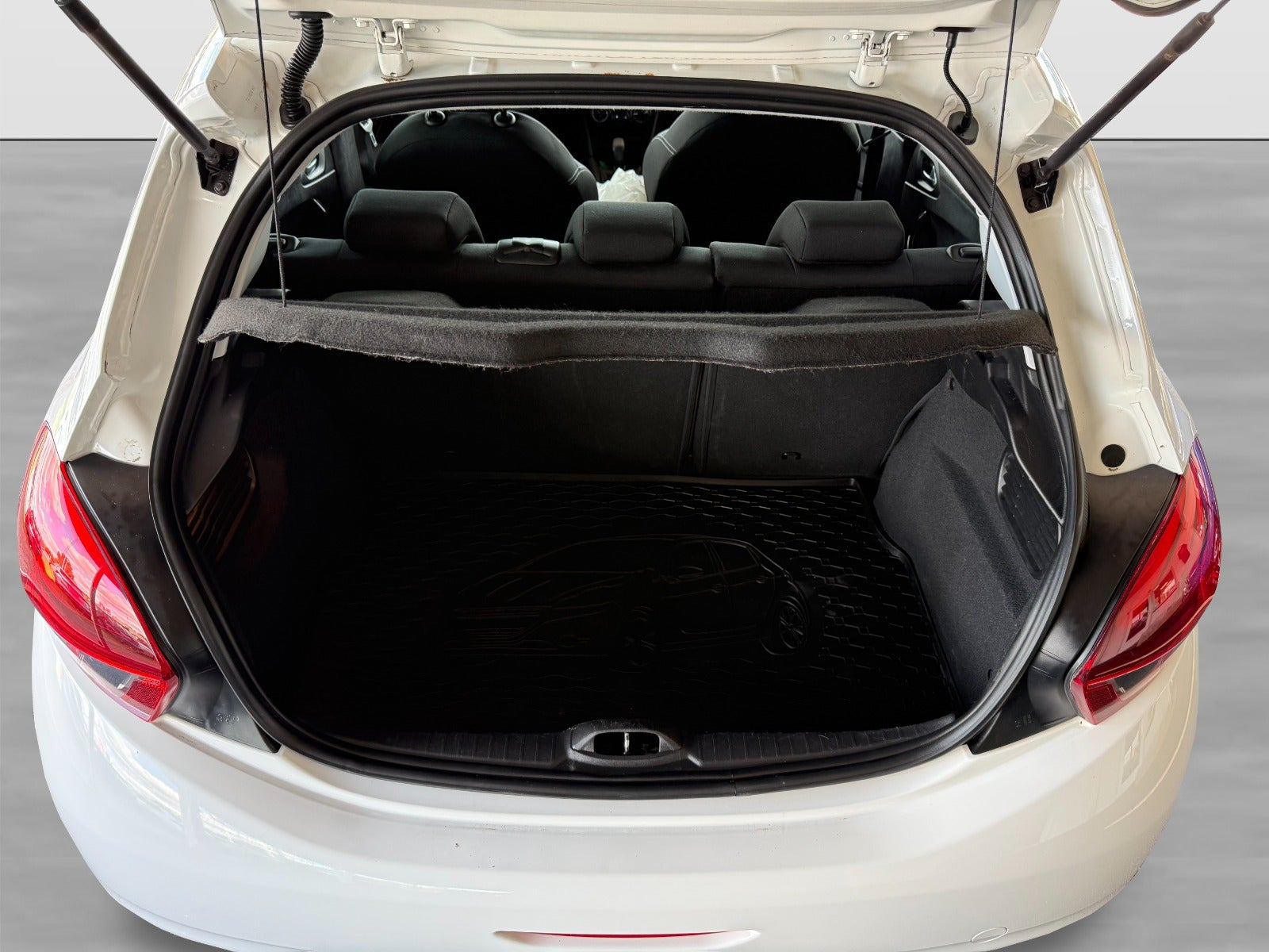 Hvid Peugeot 208 fra 2015