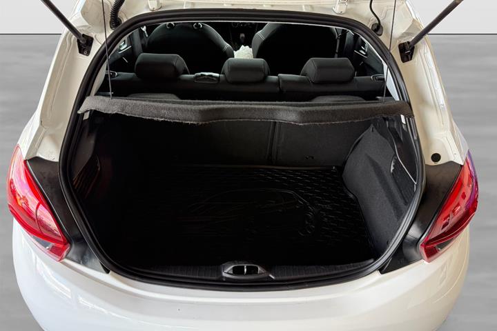 Hvid Peugeot 208 fra 2015
