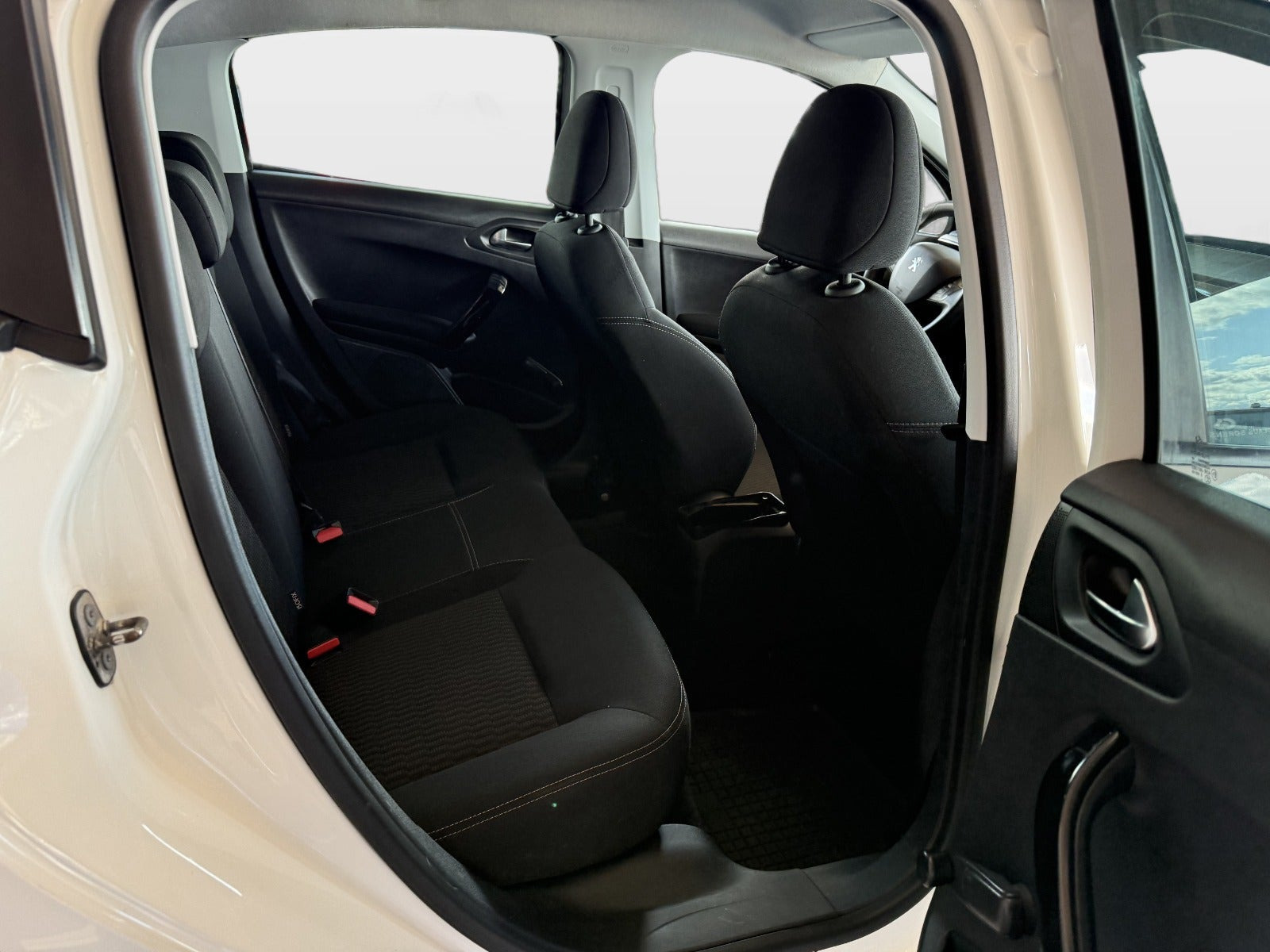 Hvid Peugeot 208 fra 2015