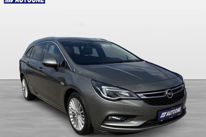 Sølv Opel Astra fra 2017