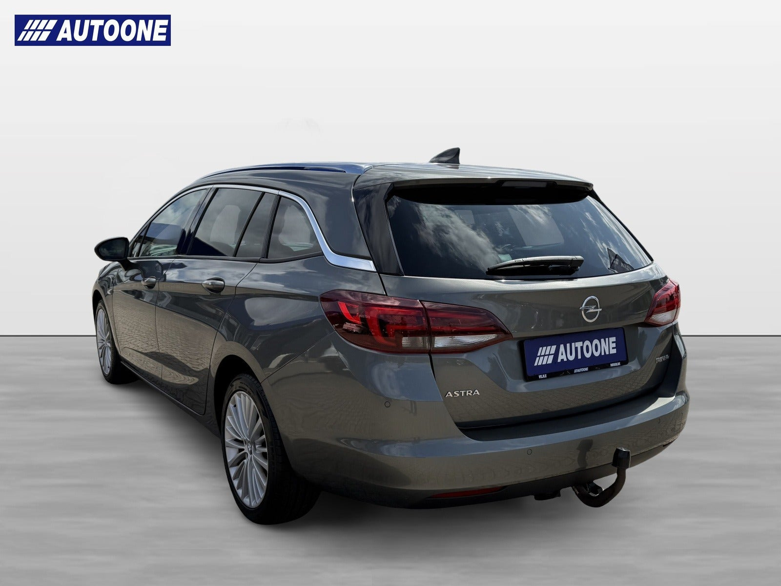 Sølv Opel Astra fra 2017