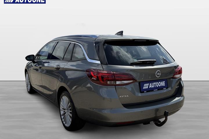 Sølv Opel Astra fra 2017