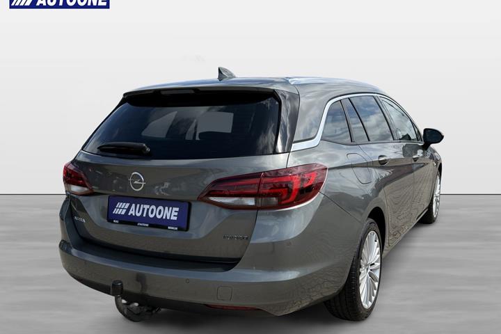 Sølv Opel Astra fra 2017