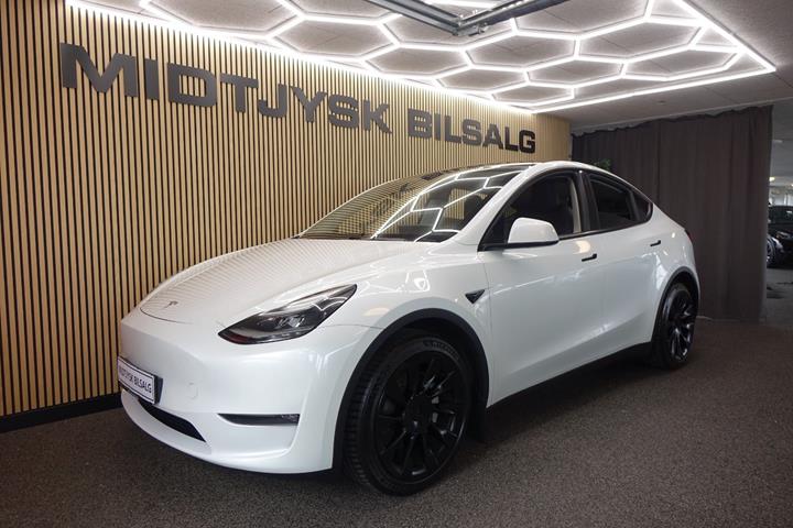 Hvid Tesla Model Y fra 2024