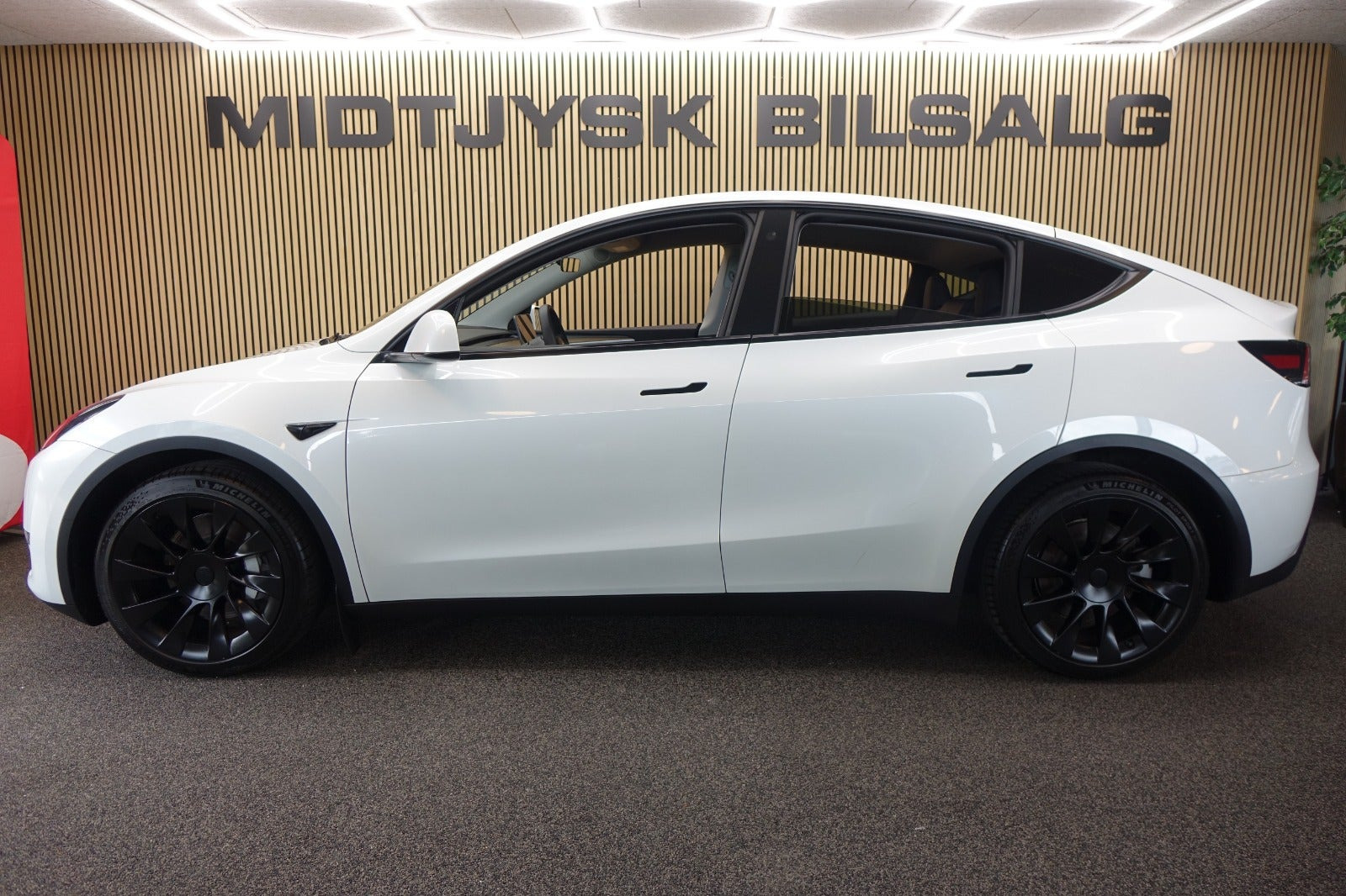 Hvid Tesla Model Y fra 2024