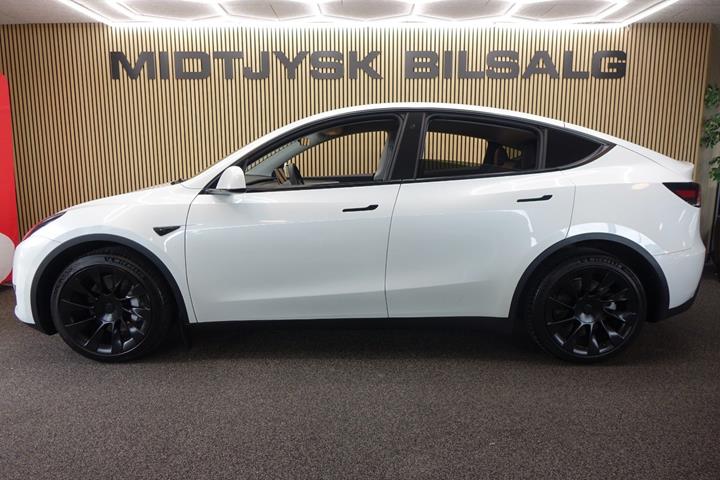 Hvid Tesla Model Y fra 2024