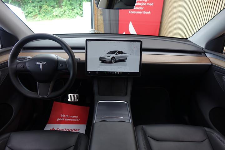 Hvid Tesla Model Y fra 2024