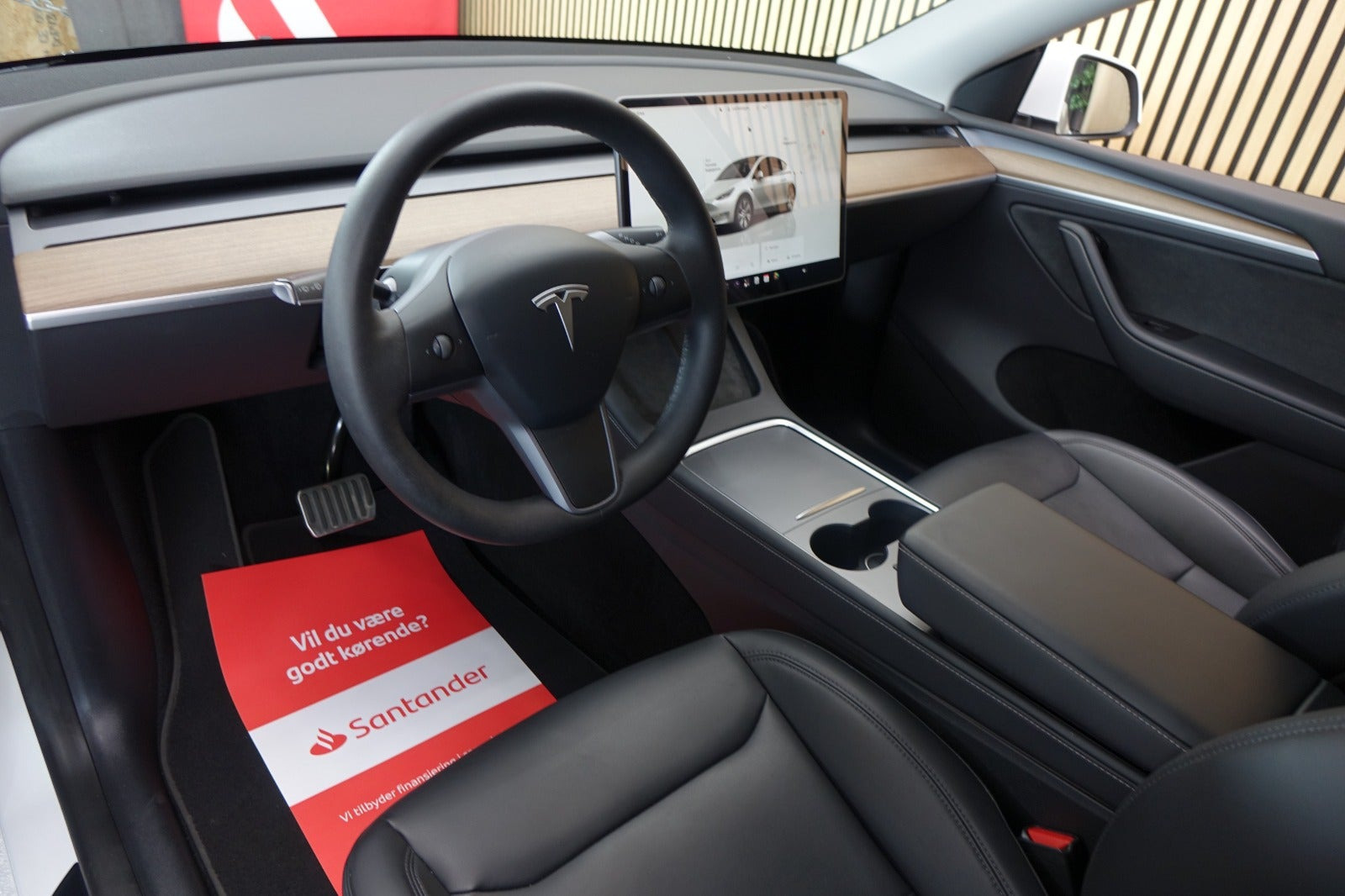 Hvid Tesla Model Y fra 2024