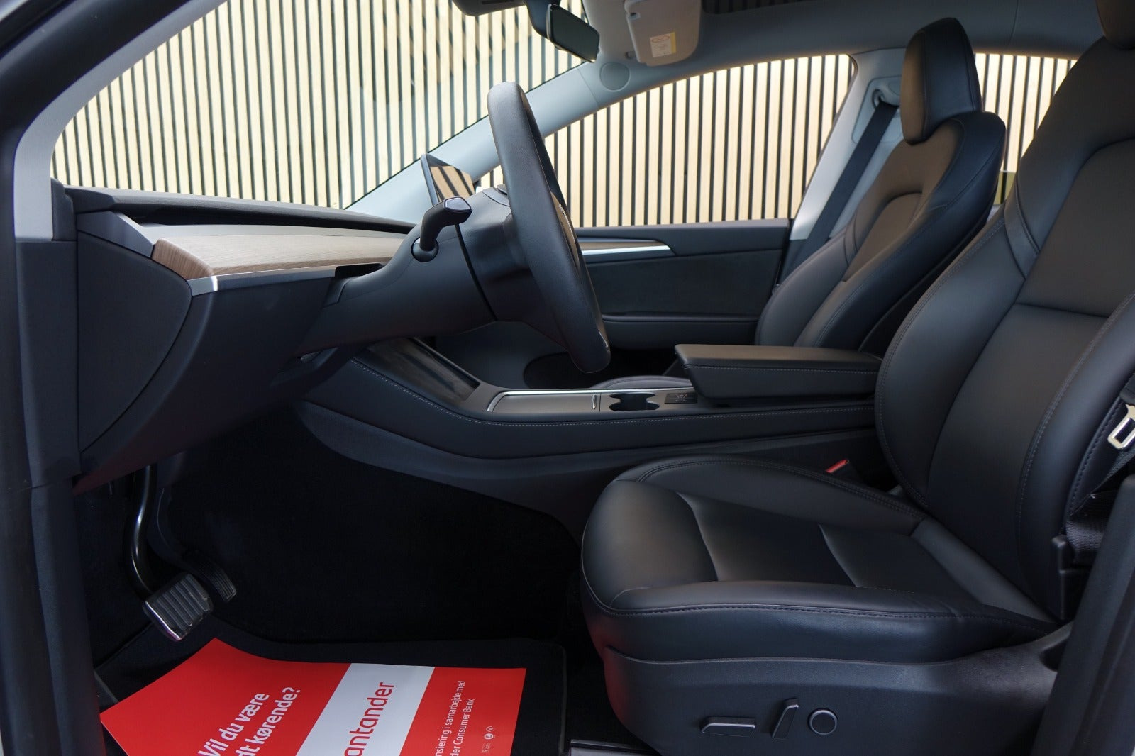 Hvid Tesla Model Y fra 2024