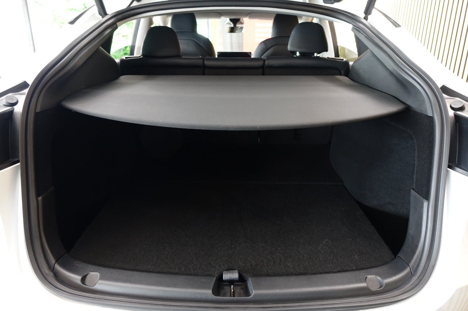 Hvid Tesla Model Y fra 2024