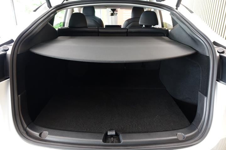 Hvid Tesla Model Y fra 2024