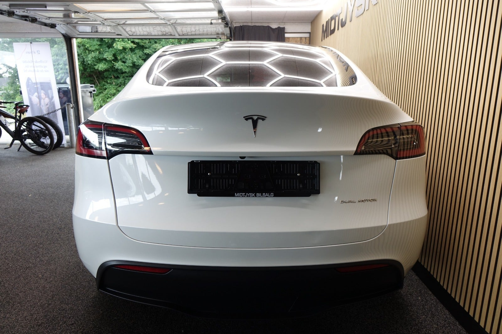 Hvid Tesla Model Y fra 2024