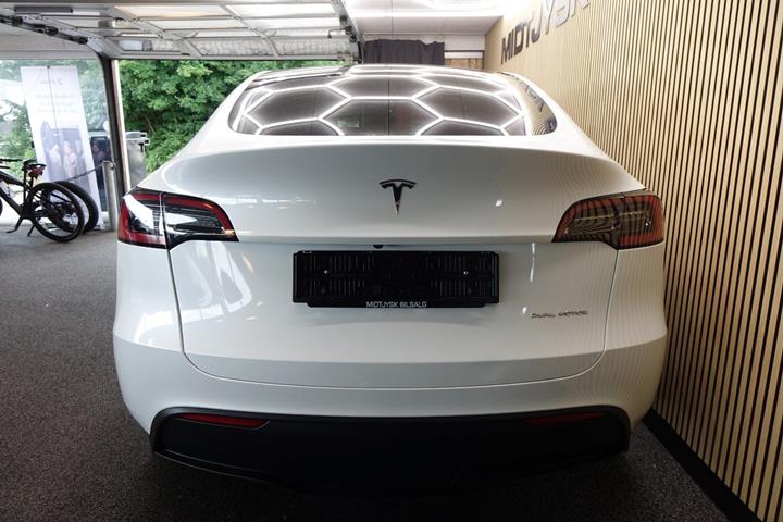 Hvid Tesla Model Y fra 2024