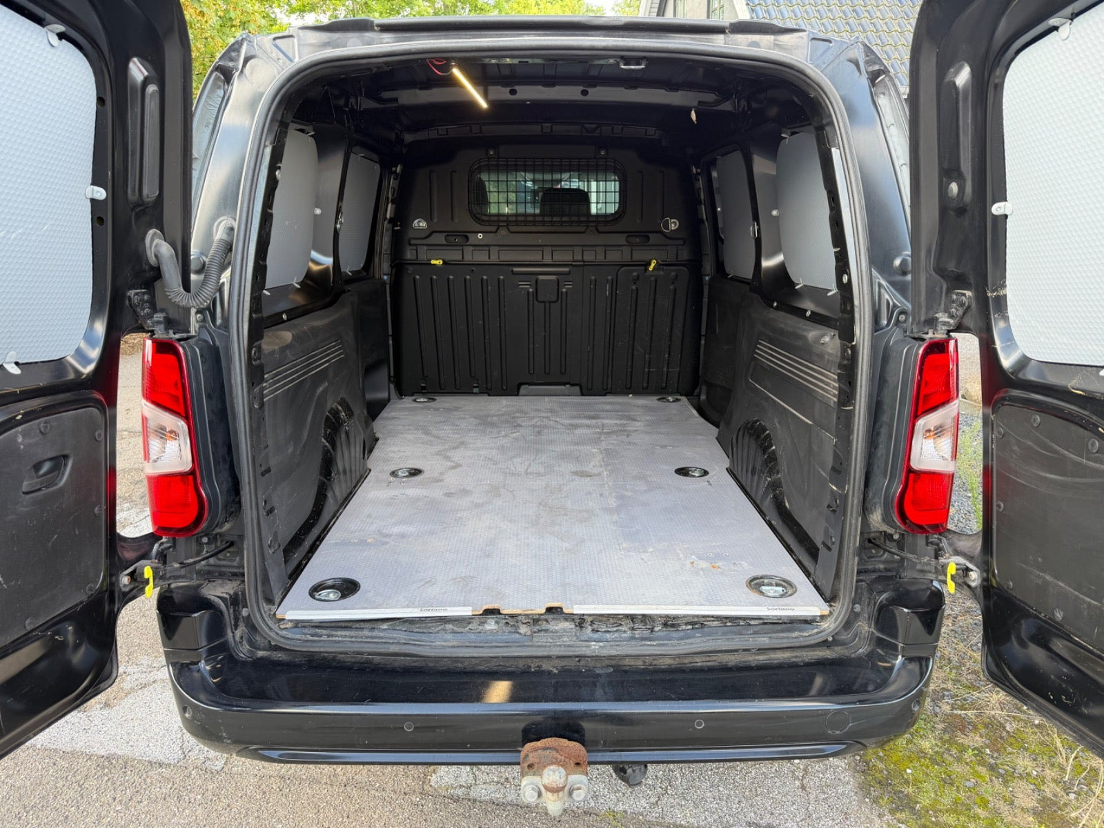 Sort Peugeot Partner fra 2020