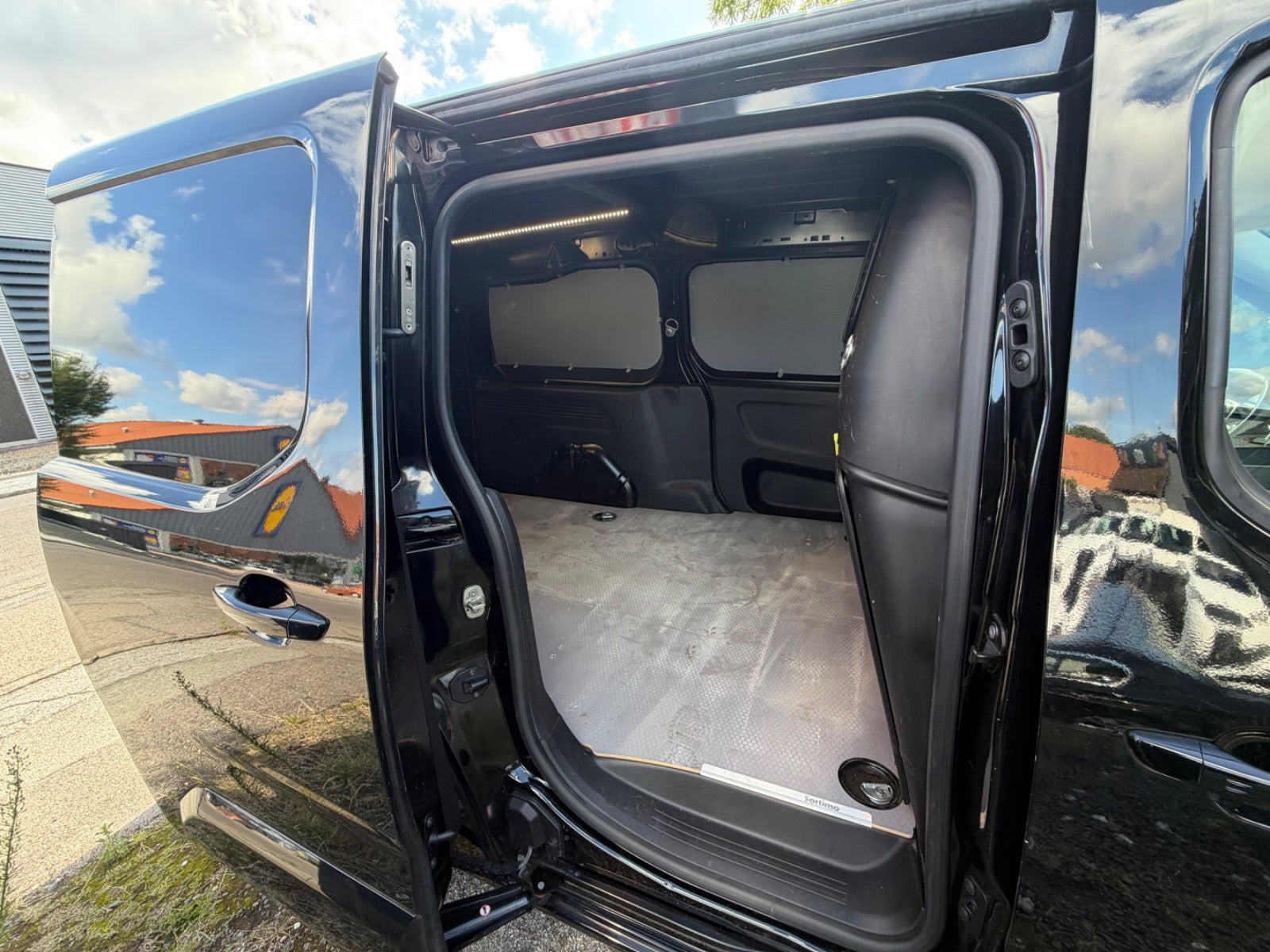 Sort Peugeot Partner fra 2020