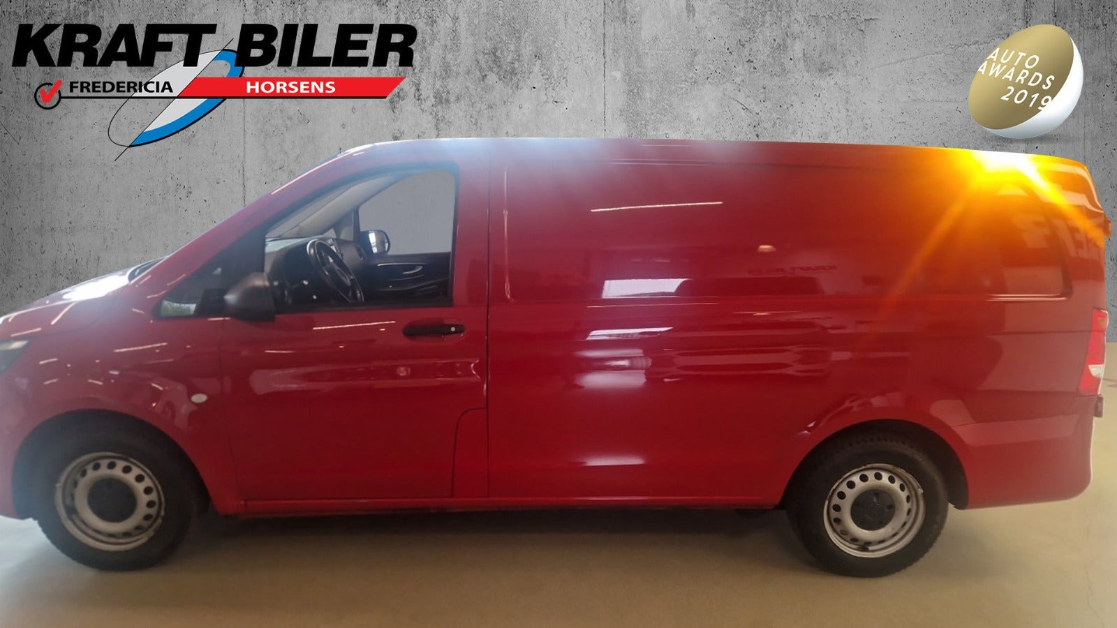 Rød Mercedes Vito 114 fra 2022