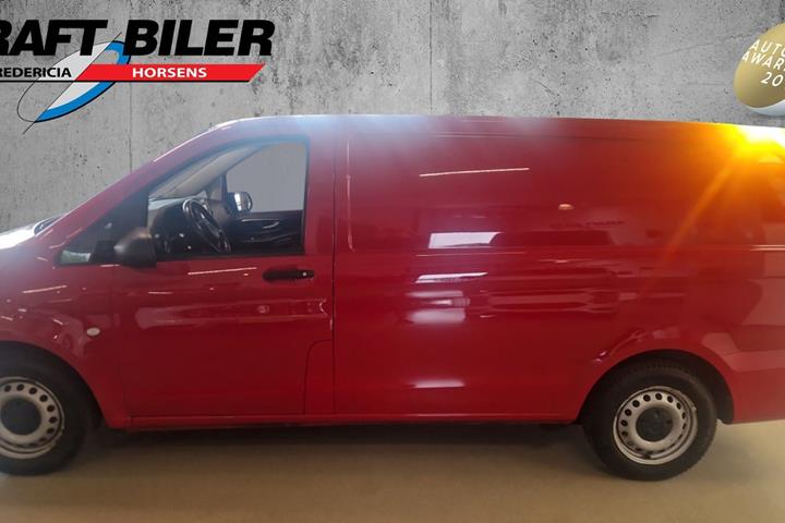 Rød Mercedes Vito 114 fra 2022