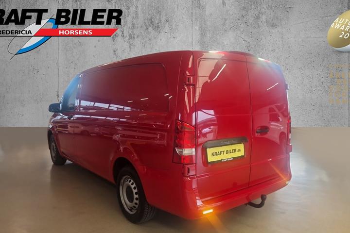 Rød Mercedes Vito 114 fra 2022