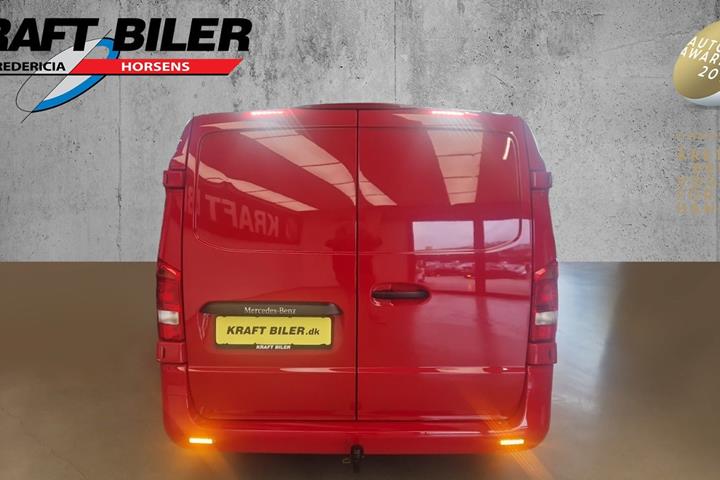 Rød Mercedes Vito 114 fra 2022