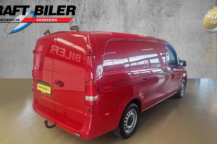 Rød Mercedes Vito 114 fra 2022