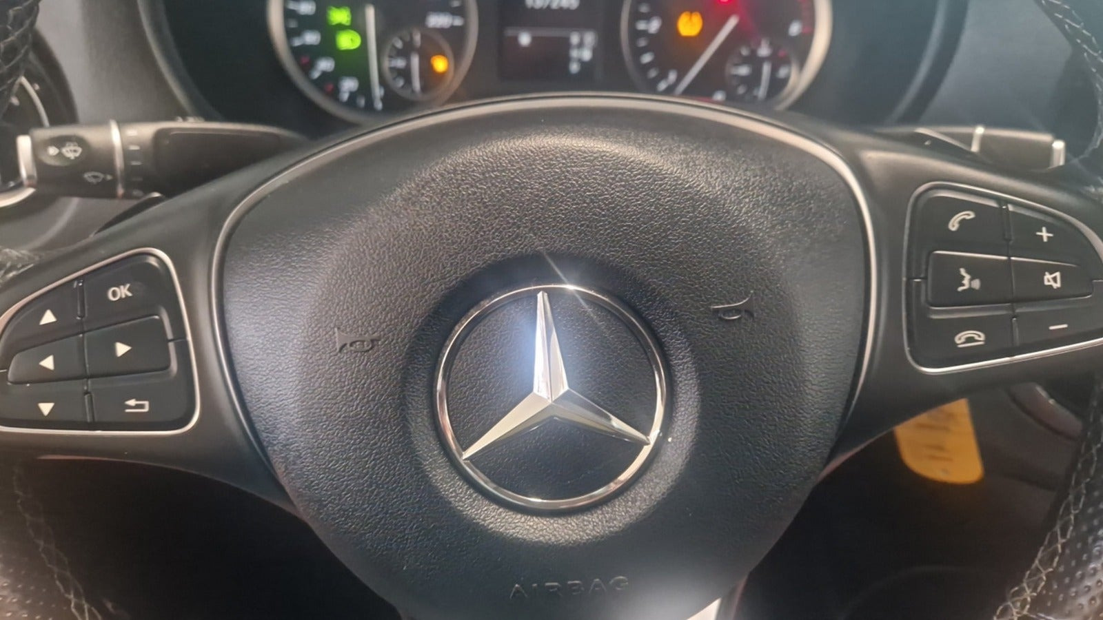 Rød Mercedes Vito 114 fra 2022