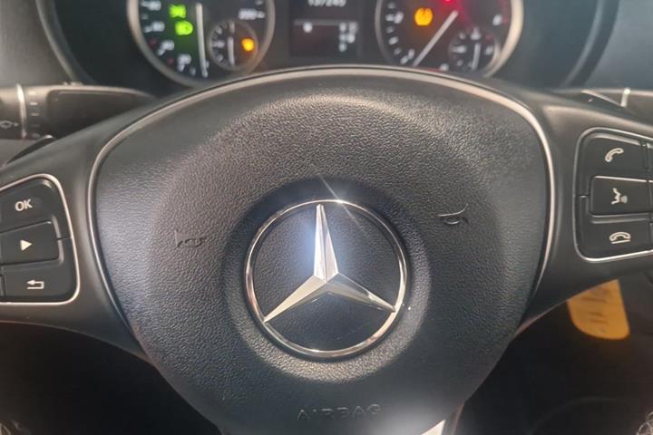 Rød Mercedes Vito 114 fra 2022