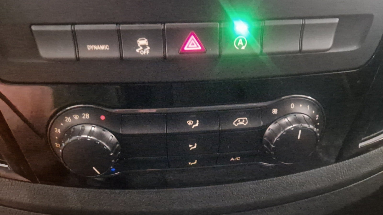 Rød Mercedes Vito 114 fra 2022