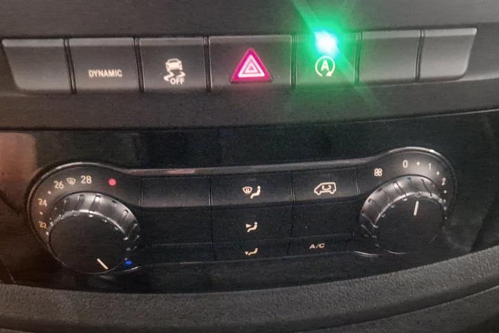 Rød Mercedes Vito 114 fra 2022