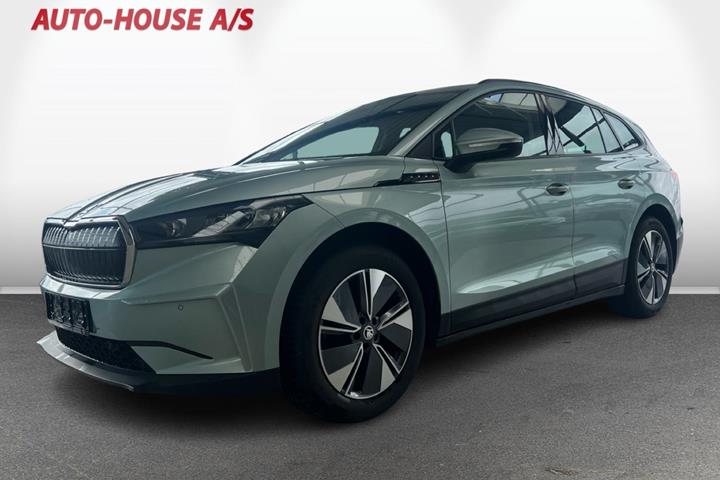 Blå Skoda Enyaq fra 2024 set udefra