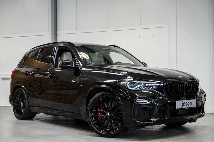 Sort BMW X5 fra 2021 set udefra