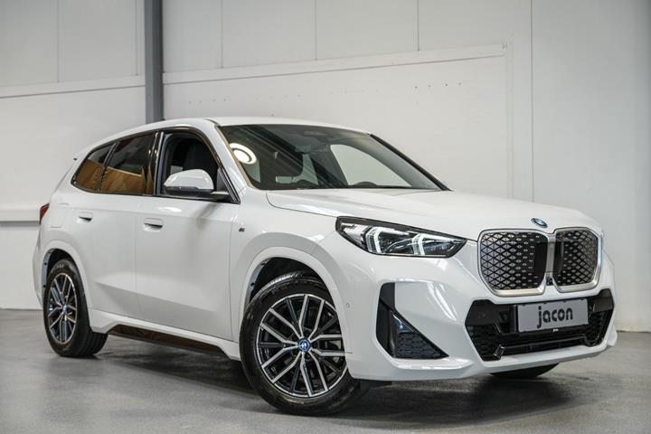 Hvid BMW iX1 fra 2025