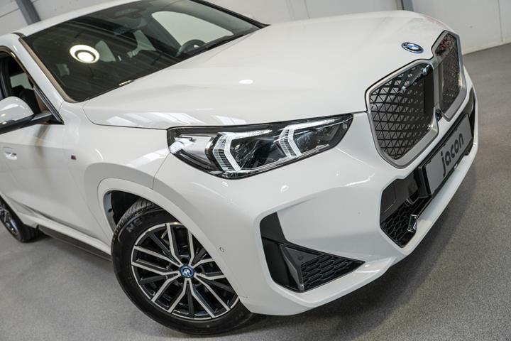 Hvid BMW iX1 fra 2025