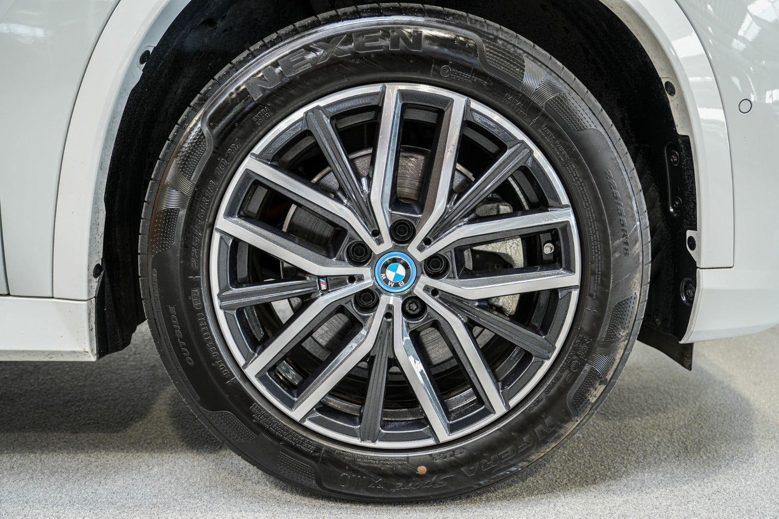 Hvid BMW iX1 fra 2025