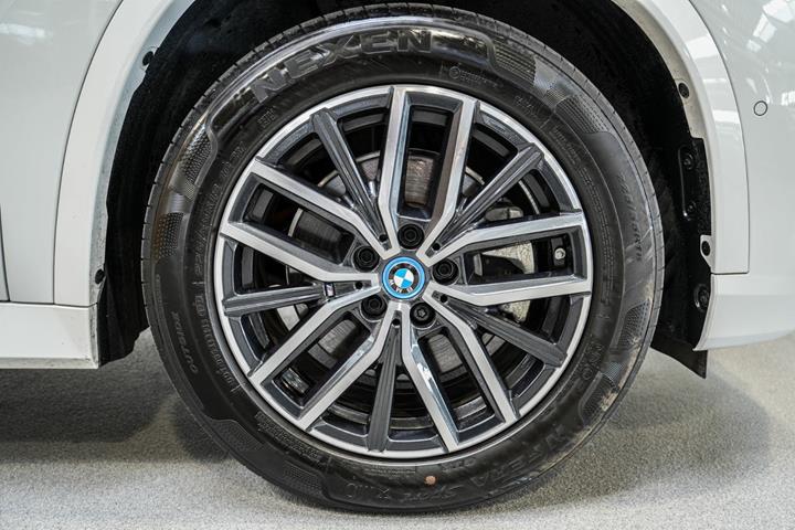 Hvid BMW iX1 fra 2025