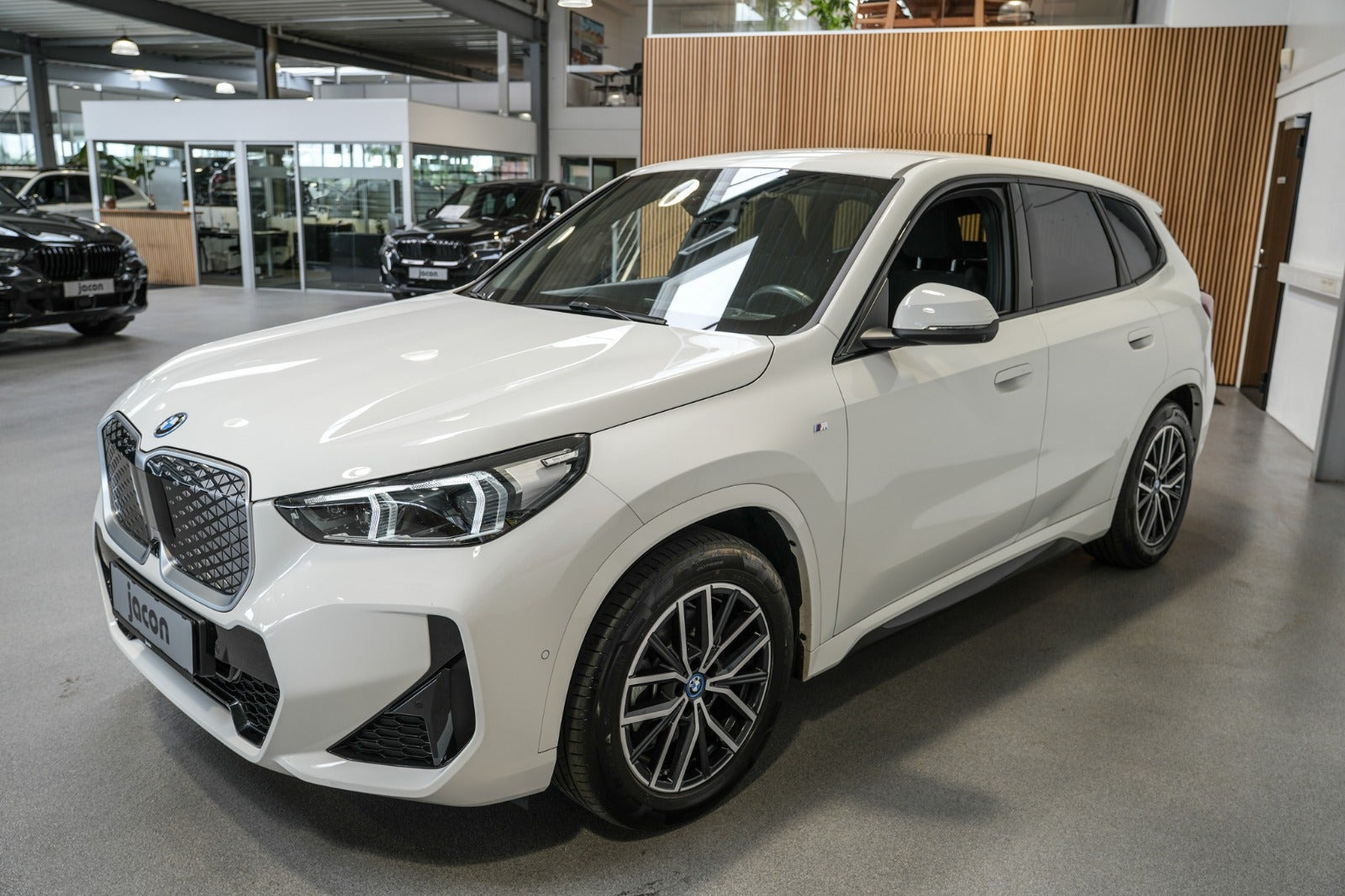 Hvid BMW iX1 fra 2025